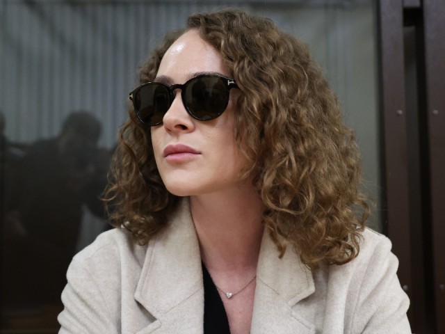 Аглая Тарасова пришла в суд с матерью: что скрывает дело о контрабанде