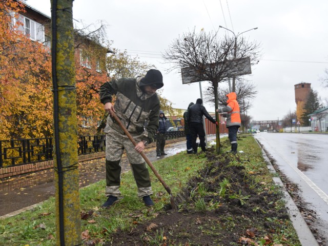 Лотошинские коммунальщики готовят улицу Калинина к зиме