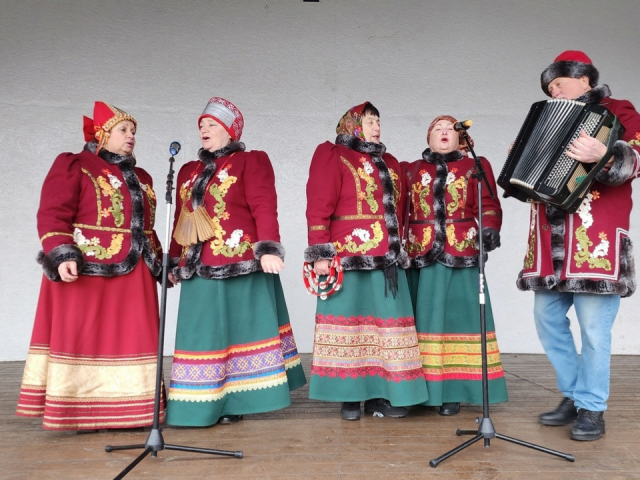 Концертом, книжной ярмаркой и играми отметили химчане День матери