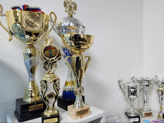 Соревнования по жиму штанги лежа собрали молодых атлетов в клубе «Сатурн»