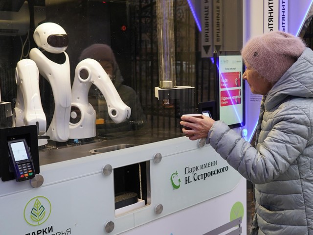 Робот-бариста Монти разливает кофе в парке Островского с технологичным шармом