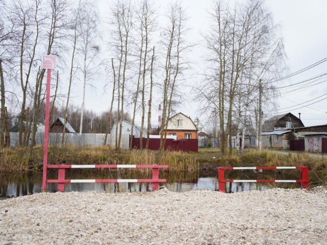 Щебень, знаки и чистая вода: как в Подмосковье готовят пруды для пожарных машин