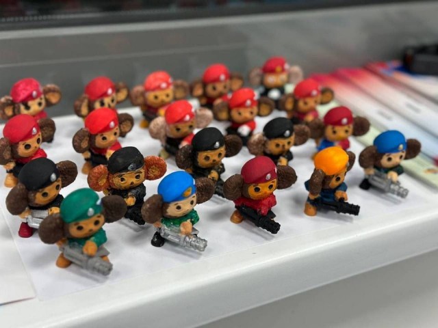 Чебурашки в юнармейских беретах с оружием в руках будут оберегать бойцов СВО