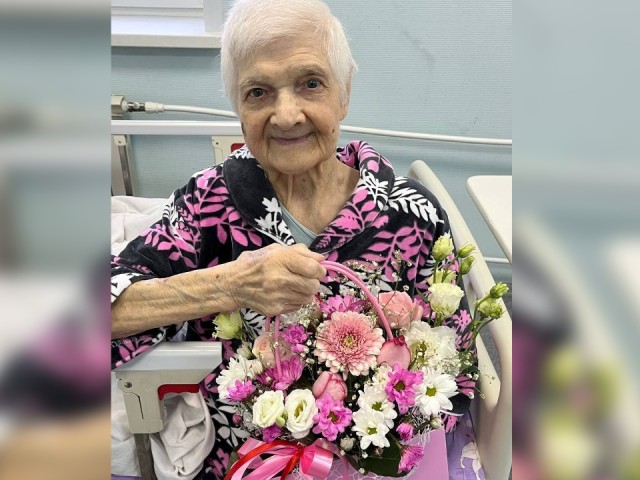 В Коломенской больнице поздравили с 85-летием одинокую пациентку