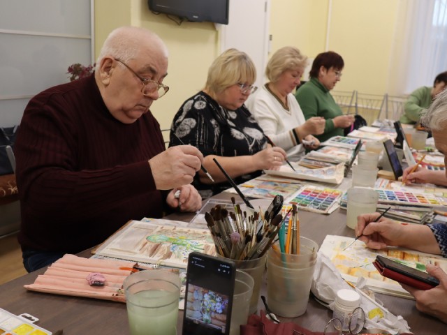 Творчество без возраста: видновчане осваивают мир живописи