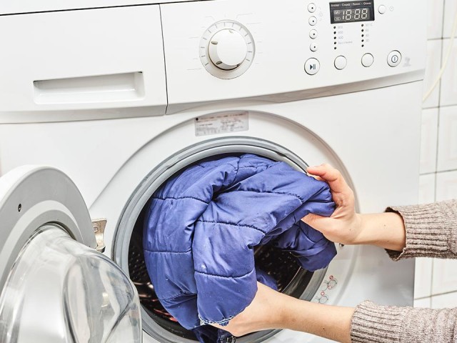 Как правильно стирать пуховик: технолог химчистки раскрыла пять секретов