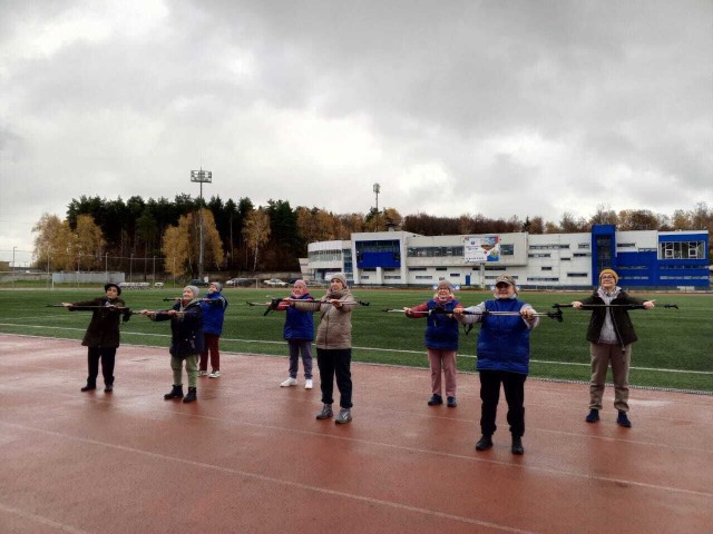 Стало известно, зачем пенсионеры Ленинского округа собираются вместе по утрам