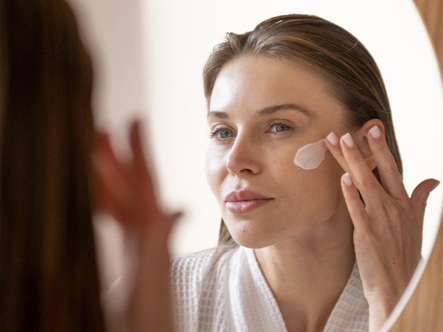 Первые морозы без стресса: как ухаживать за кожей и волосами в ноябре