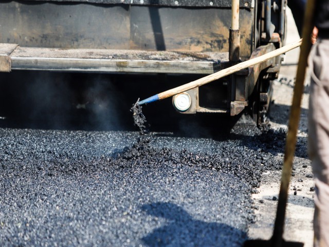 «Лунный кратер» на перекрестке в Кашире-2 заделают к зиме