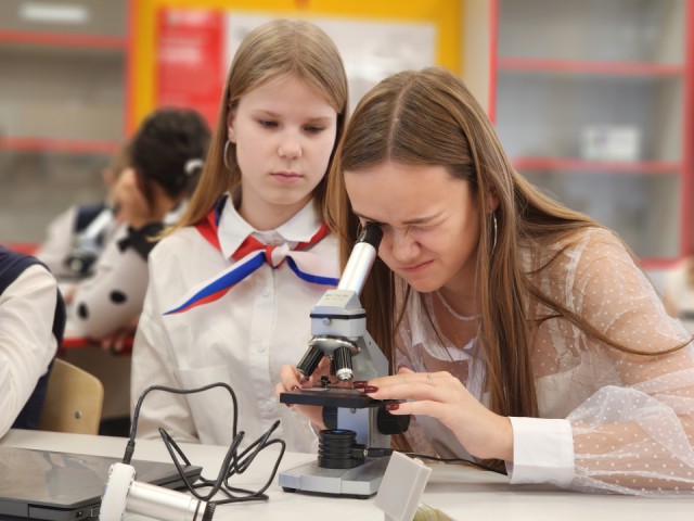 Муха под микроскопом: лыткаринские школьники открыли тайны оптики