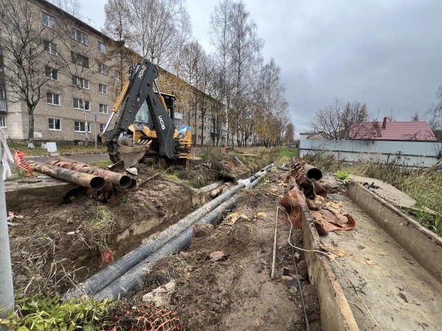 Современные полипропиленовые трубы помогут сохранить тепло: в Запрудне на Карла Маркса ремонтируют теплотрассу
