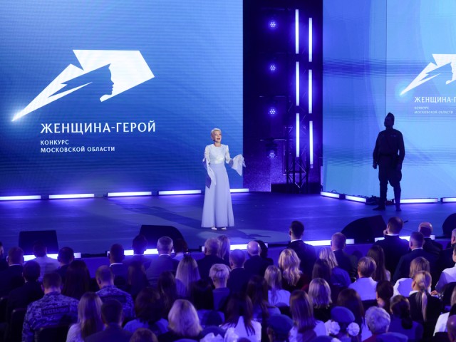 Ксения Горячева получила награду конкурса «Женщина – Герой 2025» из рук SHAMANa