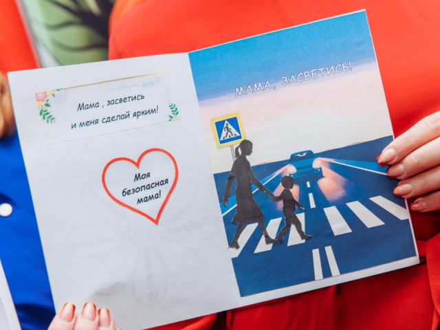 Сотрудники Госавтоинспекции напомнили мамам о безопасности