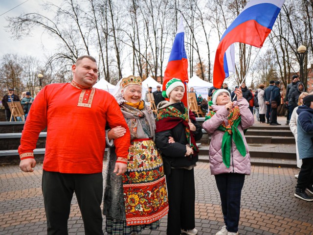 Более полутысячи клинчан встали в хоровод дружбы народов в Сестрорецком парке