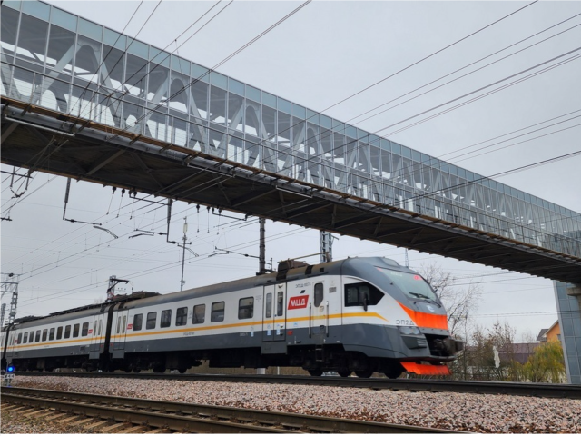 Новый надземный пешеходный переход остеклили на Кольцевой улице