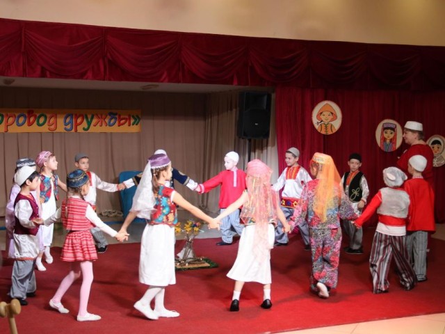 В Воскресенске школьникам устроили хоровод народных культур с угощением