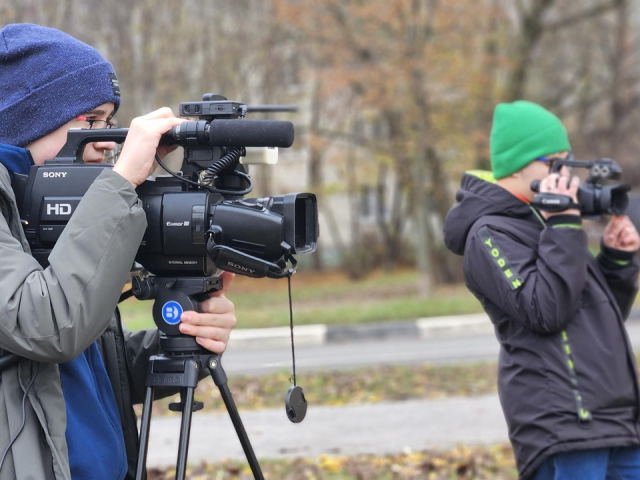Юнкоры «Взлета» устроили съемки осеннего телесюжета на набережной Быковки