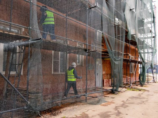 Защита от холода и плесени: какие работы ведутся в доме на улице Текстильной