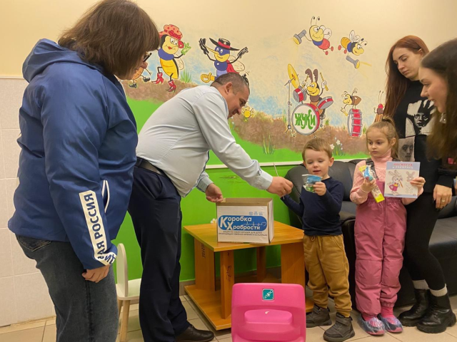 Игрушки и творческие наборы подарили маленьким посетителям Селятинской поликлиники