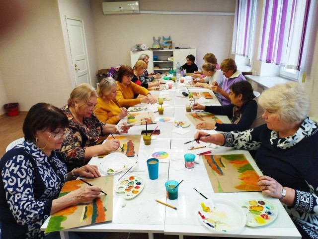 Щелковские пенсионеры побеждают осеннюю хандру с помощью кисти и красок