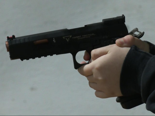 «Каждый мужчина должен уметь обращаться с оружием»: дети ветеранов СВО из Дубны попробовали себя в практической стрельбе