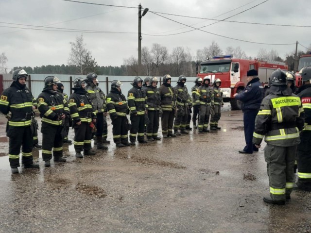 Пожарные против условного огня: зрелищные учения без жертв и разрушений прошли в поселке Белоомут