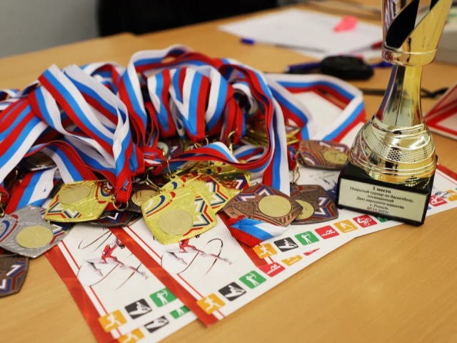 Школьные команды из Рошаля разгромили соперников на окружном турнире по баскетболу