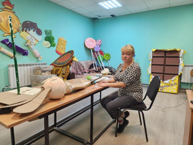 От старых газет до арт-объектов: как художник из Солнечногорска создает шедевры из неприметных вещей уже 25 лет