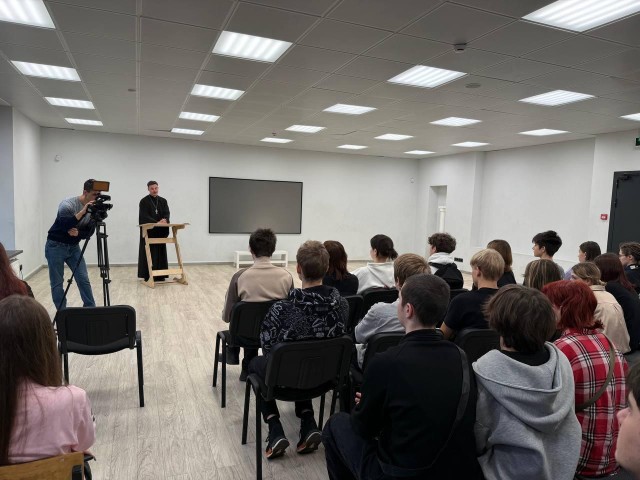 Диалог вместо конфликта: священник рассказал студентам колледжа «Энергия», почему вера не терпит ненависти