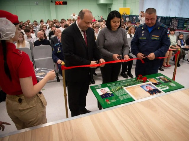 Уничтожил более 50 целей: в школе №14 Коломны открыли «Парту Героя» Виталия Диканева