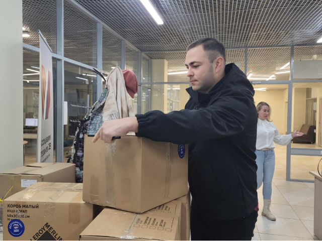 Гуманитарная помощь на фронт: из Красногорска отправили теплые вещи бойцам СВО