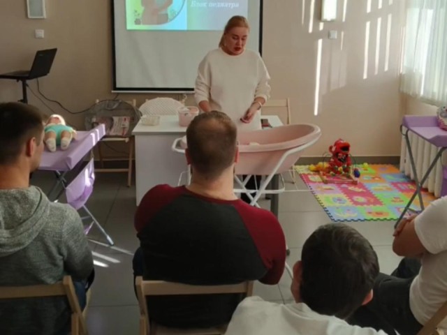 Эти мужчины не останутся в стороне: в Дедовске будущие папы учатся ухаживать за беременной женой и младенцем