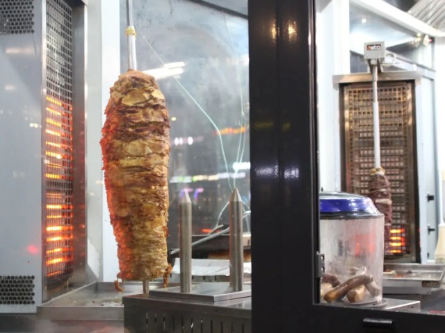 Есть шаурму и крутить педали велосипеда одновременно можно в Одинцове