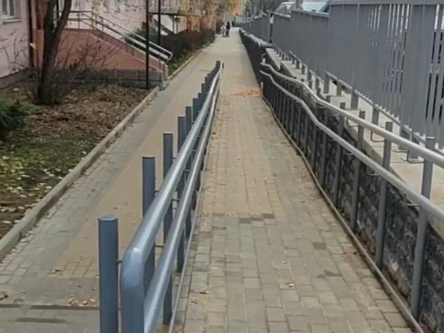 На радость всем: удобный пандус сделали у детской поликлиники в Истре