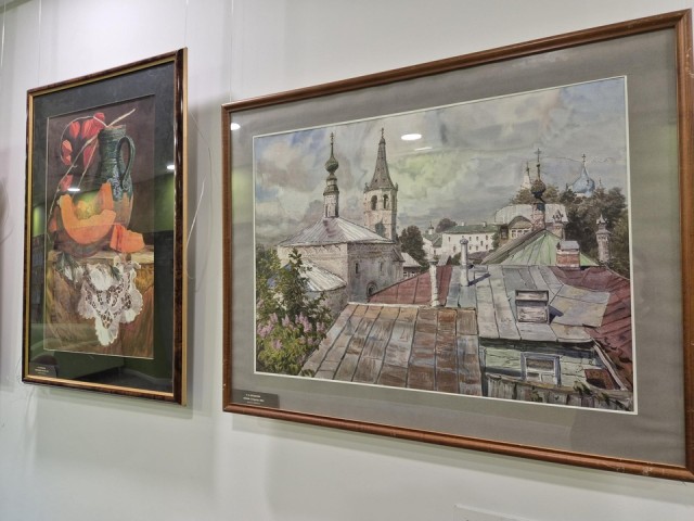 Стены школы в Демихове украсили пейзажи и натюрморты