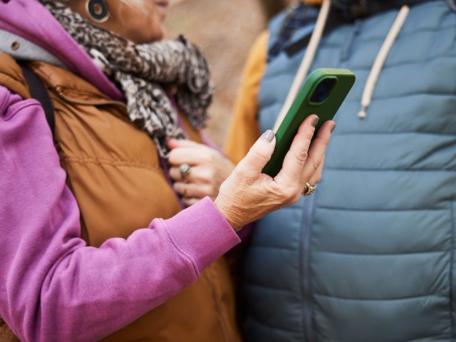 Сосед помог: в Красногорске жители вырвали бабушку из лап мошенников