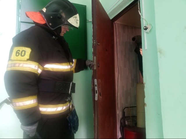 «Женщину обнаружили лежащей на полу, она была в сознании»: как соседи и пожарные Талдома спасли 85-летнюю пенсионерку из запертой квартиры