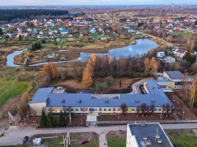 Современные классы и красивая территория: как изменилась школа в Колычеве после капремонта