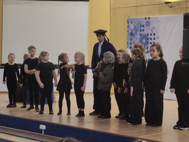 Дети и сотрудники Ликинского автобусного завода на предприятии посетили премьеру спектакля