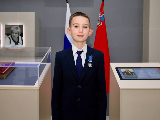 Школьника из Пушкино наградили за спасение тонущей в бассейне девочки