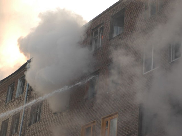 На улице Воробьевской эвакуировали людей из горящего дома