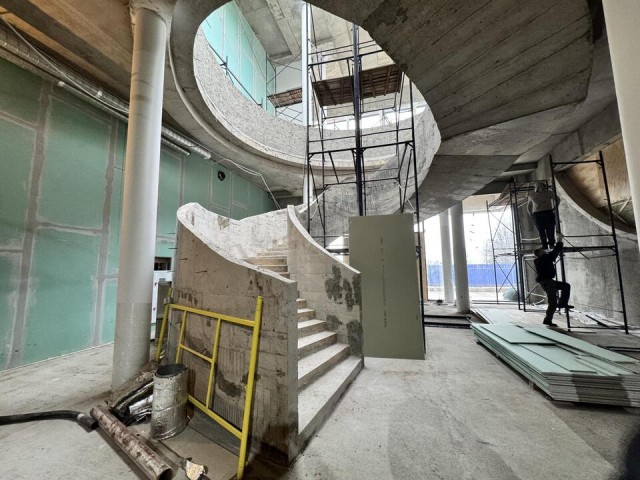 Строители начали облицовку камнем Дома торжеств в Шаховской