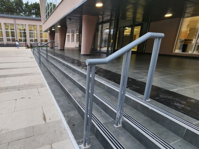 Деформированные двери заменили в КДЦ «Протон» по сигналу от протвинцев