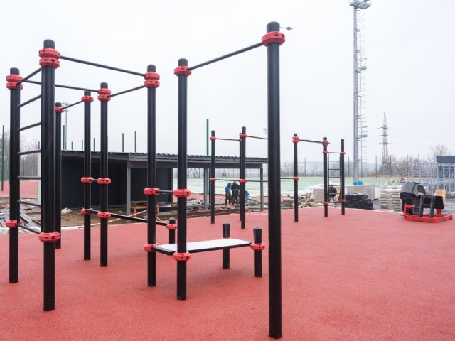 Воркаут‑зону и тренажеры устанавливают на стадионе «Полет»