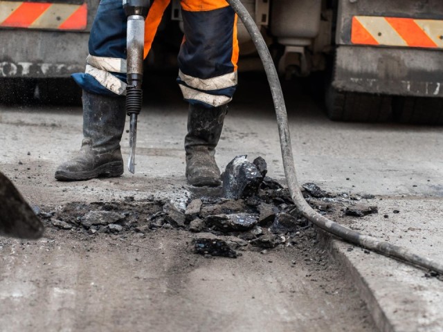 Дорожные «доктора» в деле: как Мосавтодор лечит ямы и чистит урны в Можайском округе