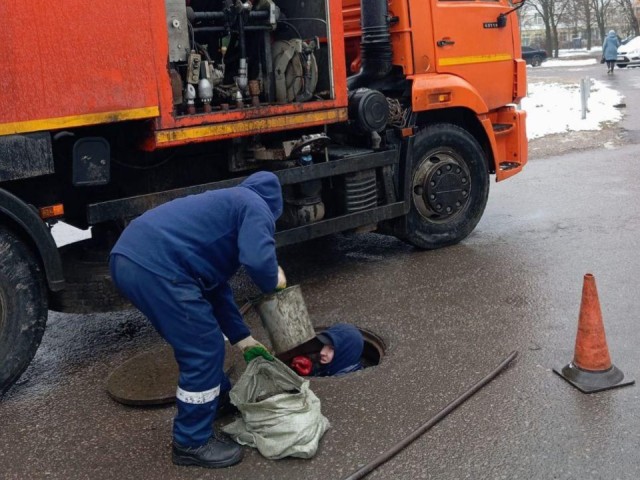 Ежегодная гигиена труб к зиме: как в Черноголовке чистят ливневку