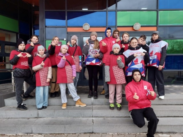 Акцию «Российская ленточка» провели волонтеры Пущина