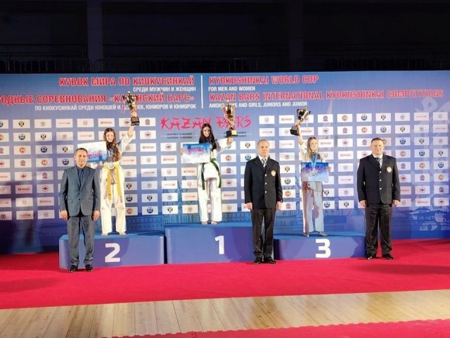 Золото и серебро: каратистки из школы «Металлист» покорили мировой татами