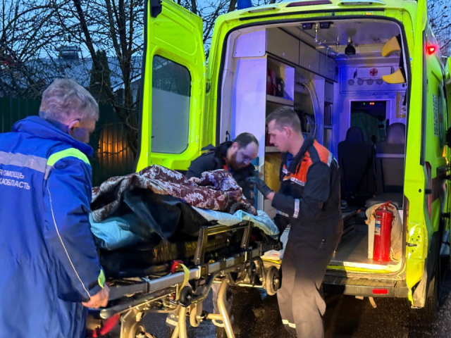 Нестандартный вызов в Чехове: как сотрудники пожарно-спасательной части помогли медикам с тяжелым пациентом