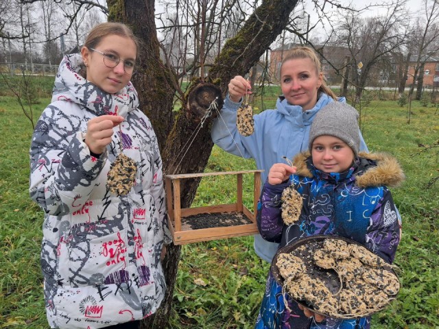 «Печенье для птиц» развесили на деревьях школьники в Синичкин день